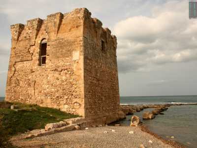 Sulla sinistra del monastero invece, lungo uno stretto sentiero, svetta la massiccia torre d�avvistamento saracena, distesa su una spiaggia di ciottoli e pietroline